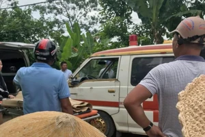 Thi thể 2 mẹ con nổi trên sông Bùng