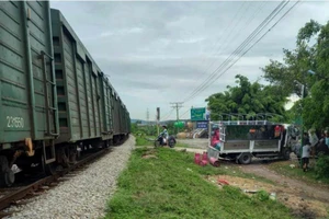 Tàu hỏa chở hàng húc xe tải văng xuống vệ đường khiến 2 người bị thương