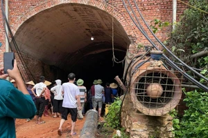 Nghệ An: Dân bức xúc kéo vào hầm quặng vì cho rằng tạo ra sụt lún nhà mình