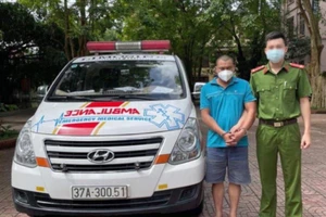 Dùng xe cứu thương chở heroin rồi lao vào cảnh sát 