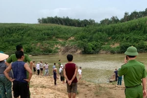 Lật thuyền trên sông, chồng được cứu, vợ tử vong 