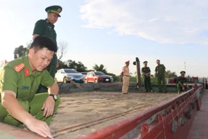 Giám đốc 15 lần thuê người làm giả hóa đơn để hợp thức 'cát lậu'