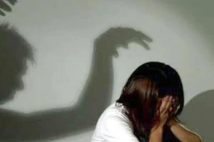 Thầy giáo 42 tuổi bị tố hiếp dâm nữ sinh lớp 6 