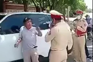 Khống chế tài xế xe hơi nghi say xỉn không chịu đo nồng độ cồn