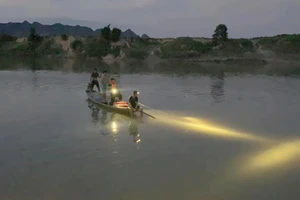 Nghệ An: Cảnh sát đang tìm kiếm 2 trẻ em mất tích trên sông Con