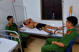 Tạm giữ khẩn cấp người cha đâm chết con gái và bạn trai