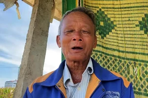 Người đàn ông bị phá ruộng dưa xin tha cho 5 nghi can