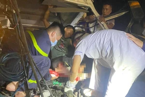 Ô tô khách tông xe bồn, tài xế tử vong, 19 người bị thương 