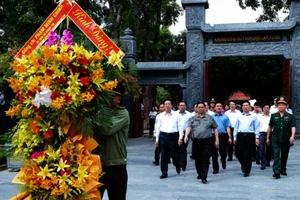 Thủ tướng Phạm Minh Chính dâng hương Khu di tích Kim Liên 