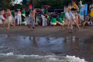 Công ty có nhân viên cởi áo ngực ở biển Cửa Lò xin lỗi người dân