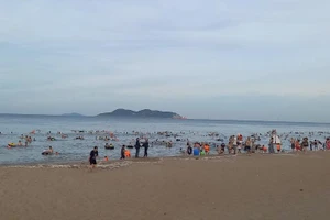 2 bí thư phường dũng cảm cùng cứu 6 người đuối nước ở biển Cửa Lò