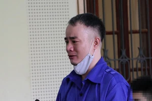 Cựu trung úy công an bật khóc khi nghe tòa tuyên án