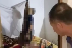 Phát hiện người đàn ông tử vong trong tư thế treo cổ, hai chân quỳ trên giường