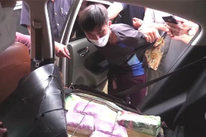  Hà Tĩnh: Phát hiện 7.500 viên thuốc lắc và 1kg ma túy trong ghế ô tô