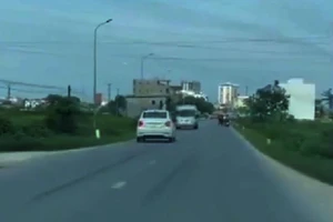 Tìm ra tài xế xe Huyndai i10 đánh võng 'tạt đầu xe" ô tô trên quốc lộ bị quay video