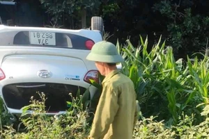 Kinh hoàng ô tô do phụ nữ điều khiển chạy ‘như bay’ đâm xe máy rồi lật ngửa