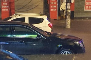 Mưa lớn, người dân Nghệ An và Hà Tĩnh đang lo sợ nước lũ dâng ngập nhà 