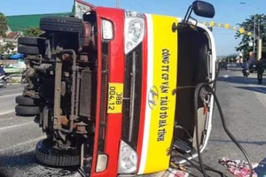 Xe tải tông lật xe buýt, nhiều hành khách bị thương