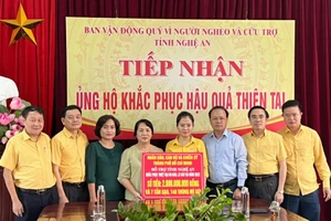 TP.HCM trao 2 tỉ đồng và 7 tấn gạo hỗ trợ nhân dân tỉnh Nghệ An