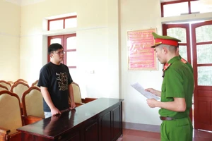 Khởi tố 2 vợ chồng ở TP HCM lừa đảo qua ngân hàng, chiếm đoạt hơn 420 triệu