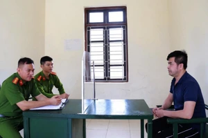 1 phóng viên tạp chí bị khởi tố vì 'bảo kê' xe, trục lợi 