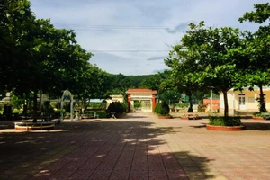 Vụ phụ huynh vác dao vào trường: Hiệu trưởng tự nhận hình thức xử lý