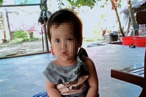 Bé gái 1 tuổi bị bỏ rơi cùng tờ giấy ‘tôi không nuôi được’