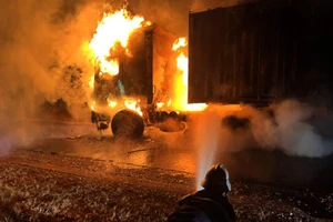 Va chạm trên đường, xe container bốc cháy dữ dội