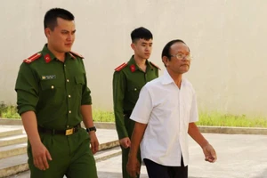 Khởi tố cụ ông 70 tuổi cưỡng đoạt tiền của cán bộ xã 