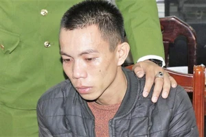 Cảnh sát mai phục cả đêm bắt thanh niên đang ôm 8 bánh heroin