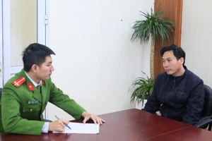 1 phụ nữ bị kéo lên ô tô ép ký giấy nợ 2,5 tỉ dù không vay tiền