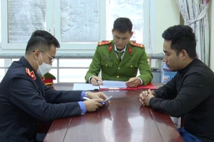 Khởi tố tài xế nghe điện thoại, tông chết người rồi bỏ trốn