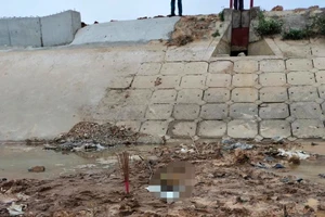 Phát hiện hộp sọ người trên sông khi nước rút cạn 