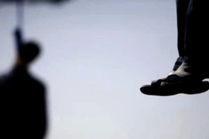 Con gái 3 tuổi tử vong cùng bố trong tư thế treo cổ