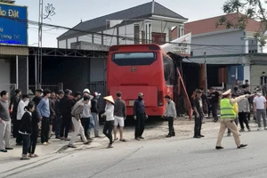 2 cụ ông đi nhận lương hưu trở về thì bị xe khách tông thương vong 