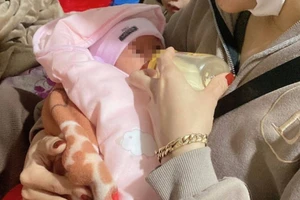 Bé gái sơ sinh bị bỏ rơi bên đường trong thời tiết buốt lạnh 