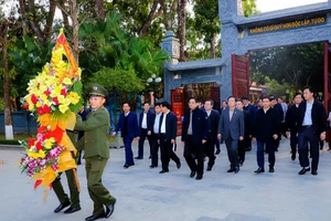 Thủ tướng dâng hương tại Khu di tích Kim Liên