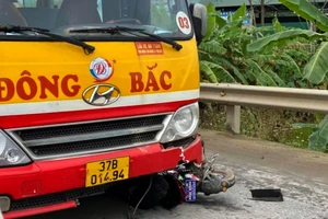 Xe buýt lấn làn đường tông người đi xe máy điện nguy kịch