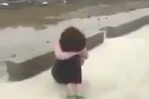 Nữ sinh 13 tuổi bị nhóm bạn lột áo, đánh và quay clip đưa lên mạng