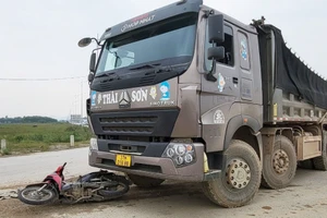 Khởi tố tài xế đang bị tước bằng vẫn lái xe gây thương vong 2 người