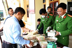 'Nhặt' 31 kg ma túy bên đường để gửi vào Bình Dương thì bị bắt 