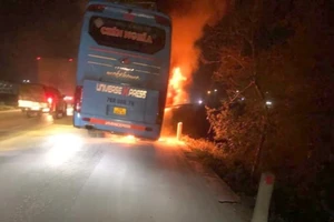 Xe giường nằm đang chạy trên quốc lộ thì bốc cháy dữ dội 