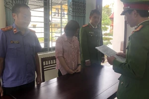 Nữ kế toán làm giúp hồ sơ khống để hiệu trưởng tham ô 