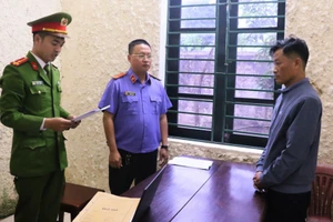 Không đo nồng độ cồn còn cán bánh xe lên chân CSGT