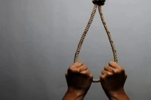 Nam thanh niên nghi bị chủ cửa hàng nhốt, tử vong trong tư thế treo cổ 