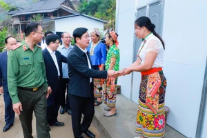 Bàn giao 65 căn nhà trong hơn 10.000 căn cho hộ nghèo ở Nghệ An 