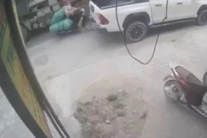 Camera ghi lại lúc xe đầu kéo tông người phụ nữ tử vong