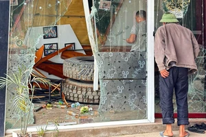 Hy hữu xe tải đang chạy thì 2 bánh 'rụng' lăn vào quán trà sữa