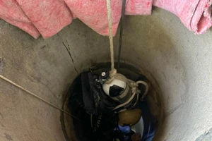 Cảnh sát đu dây xuống giếng sâu 11m đưa thi thể cô gái lên 