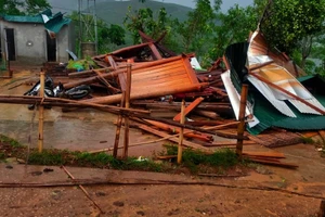 Sau nắng nóng hơn 42 độ C, Nghệ An xuất hiện giông lốc